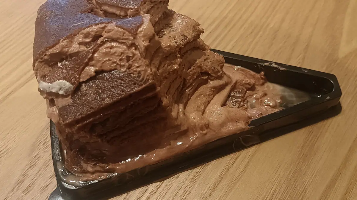 Street Cafe – cake shop in Ely town centre